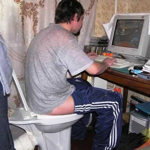 Унитаз возле компьютера