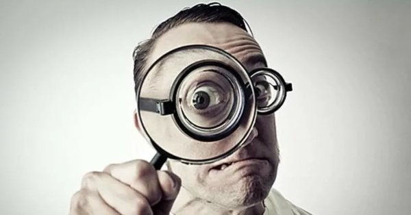 Глаз в лупе