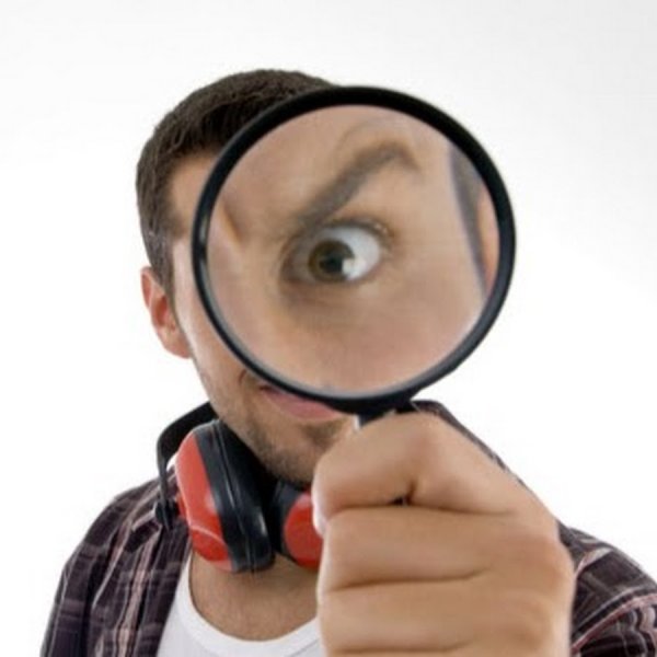 Разглядывать под лупой