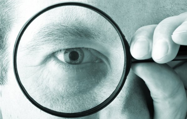 Глаз в лупе