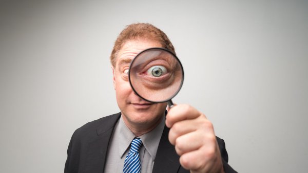 Мужик с лупой