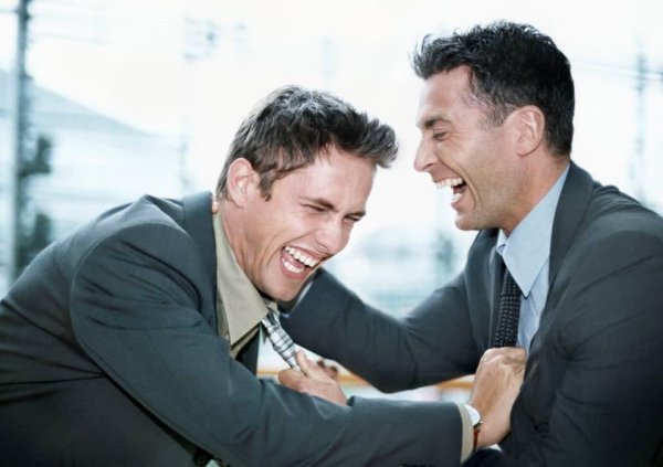 Двое мужчин смеются