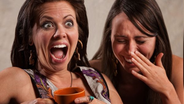 Смеются над девушкой