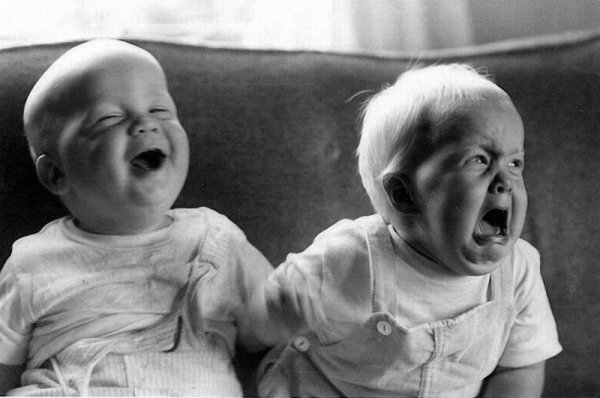 Плачущий и смеющийся ребенок