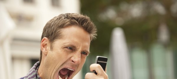 Человек с телефоном в руке