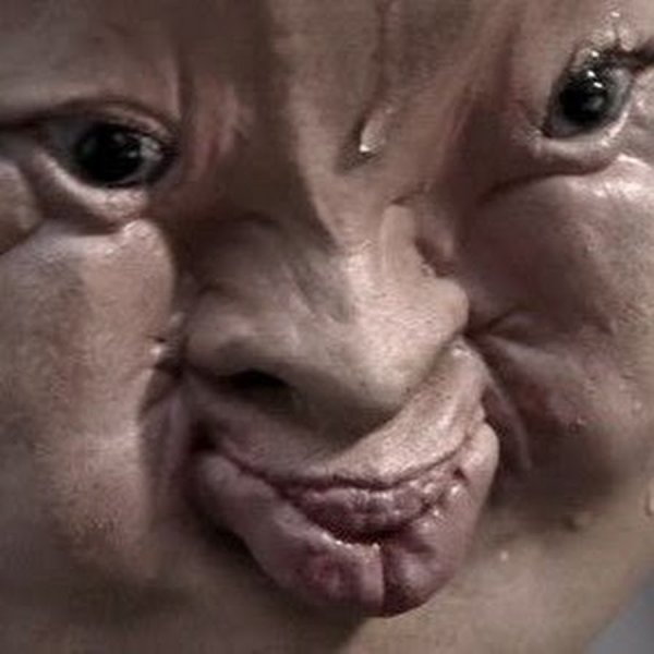 Человек сдерживает смех