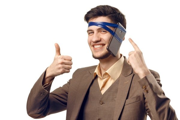 Телефон примотан к голове