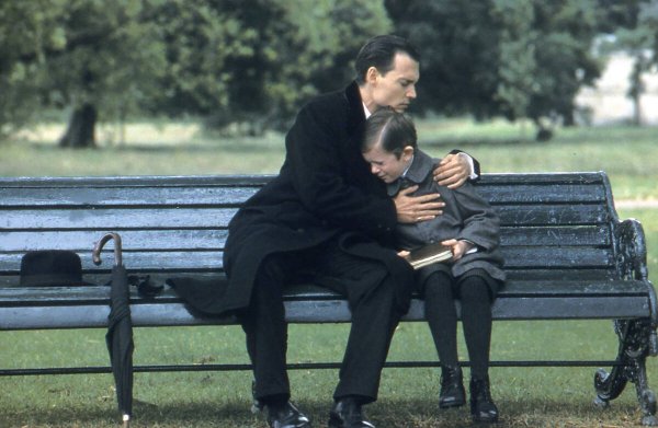 Джонни Депп и мальчик на лавочке