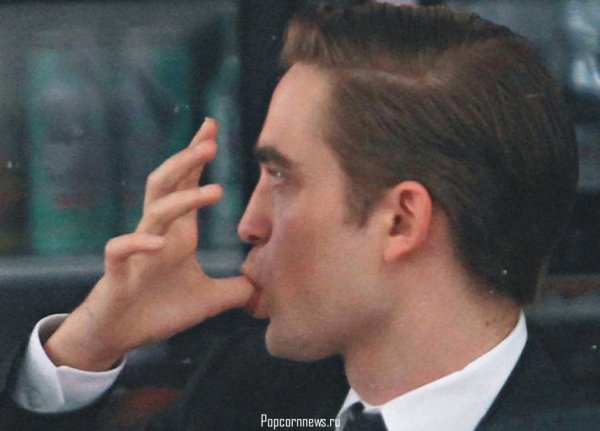 Облизывает палец мужчине