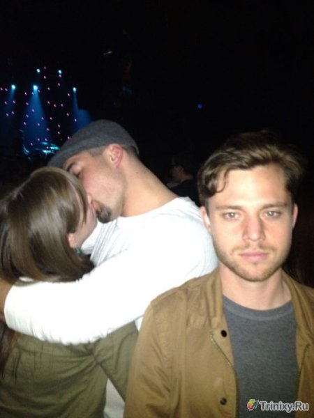 Пара на заднем фоне люди