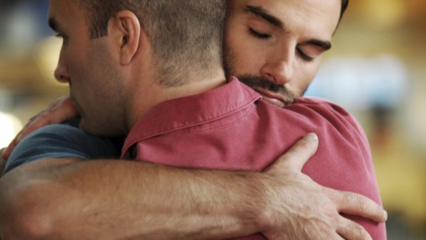 Мужские дружеские объятия