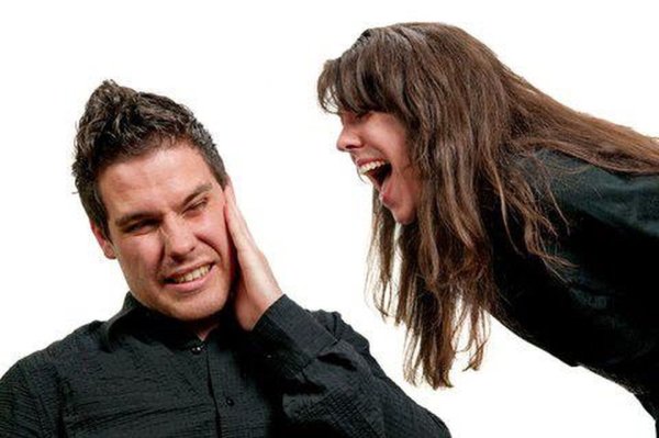 Женщина кричит на мужчину