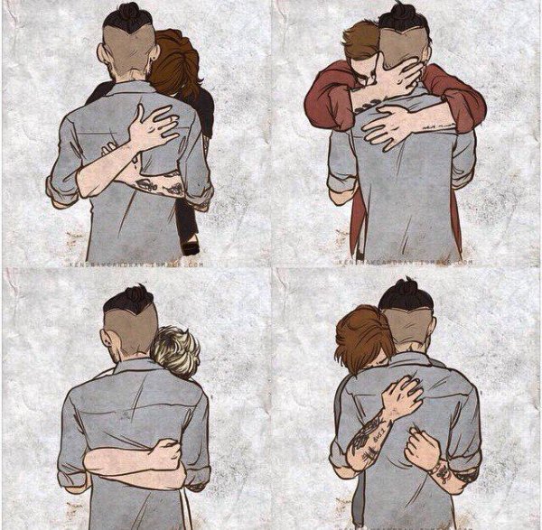 Человек обнимает другого