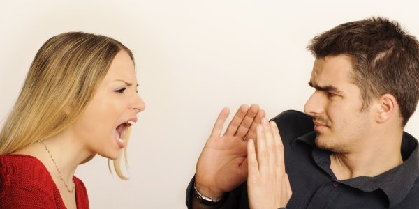 Женщина кричит