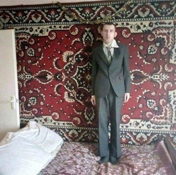 Мужик на фоне ковра прикол