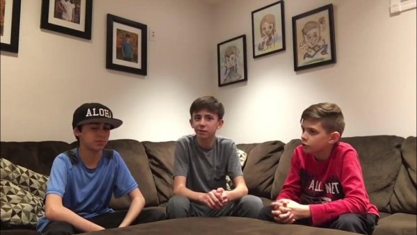 Три школьника обсуждают