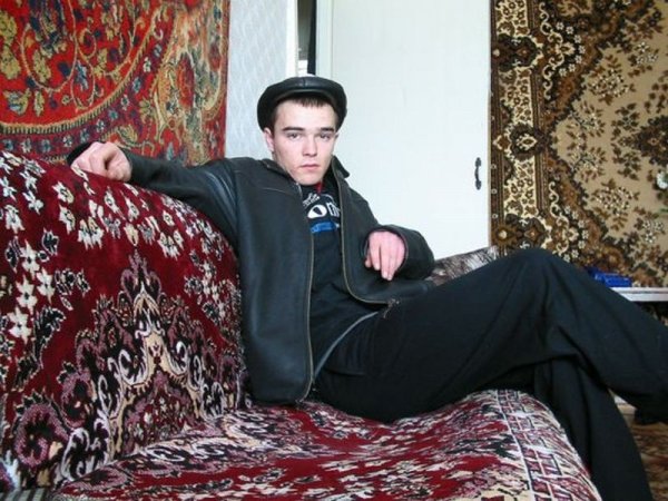 Мужик на фоне ковра