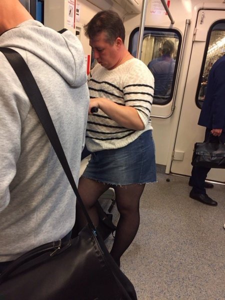 Парни в колготках в метро