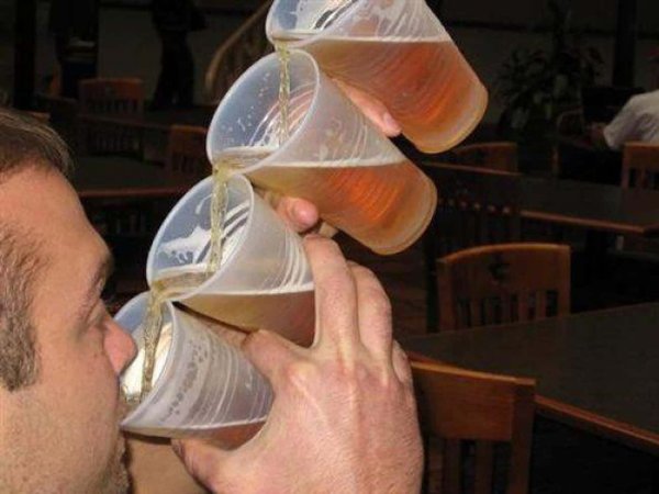 Смешной чел с пивом