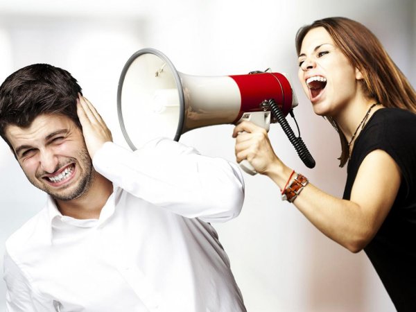 Девушка кричит на парня