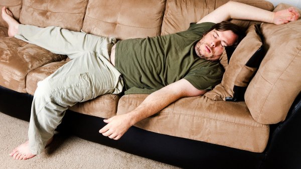 Человек лежит на диване
