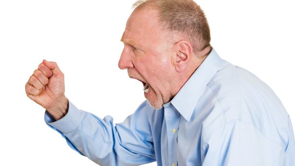 Мужик орет и показывает пальцем