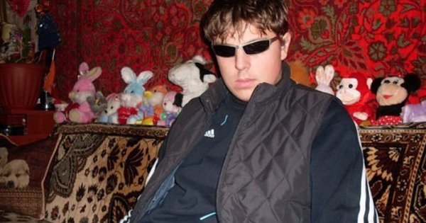 Деревенский парень в очках