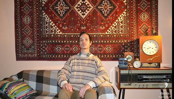 Люди на фоне ковра