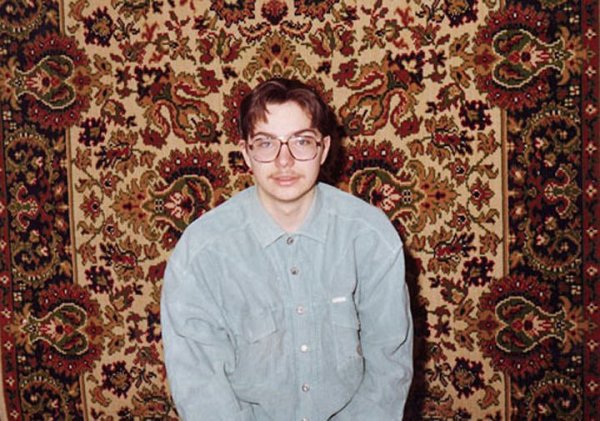 Мужчина на фоне ковра