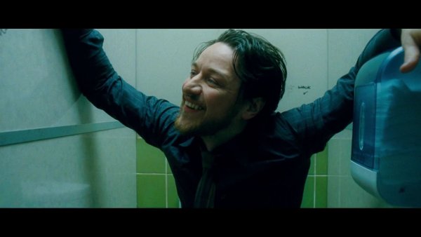 Брюс Робертсон смеется