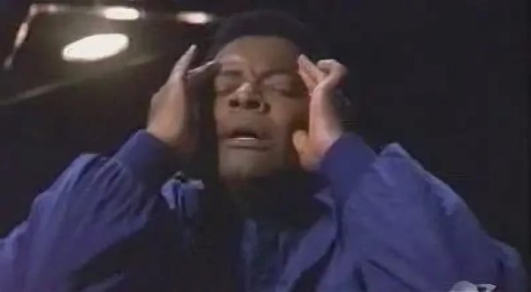 Чувак хватается за голову