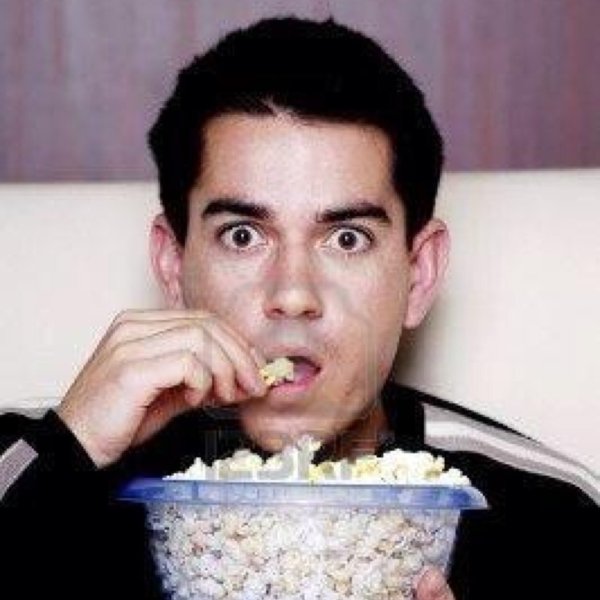 Парень с попкорном