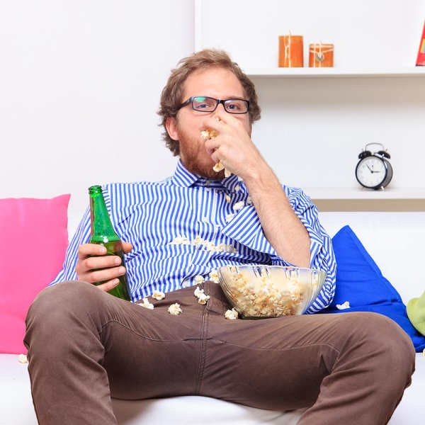 Мужик на диване с пивом