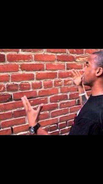 Негр со стеной