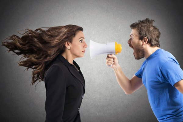 Мужик орет на женщину