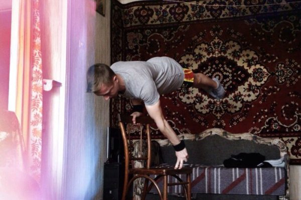 Мужчина с ковром