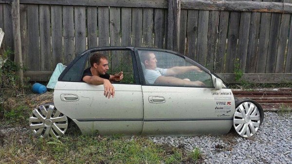 Смешной мужик на тачке