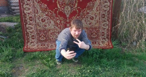 Люди на фоне ковра