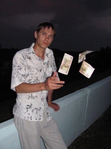 Кидает деньги