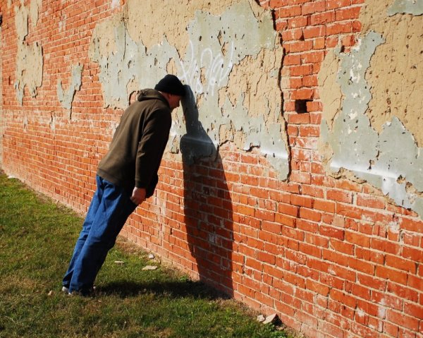 Человек говорит со стеной