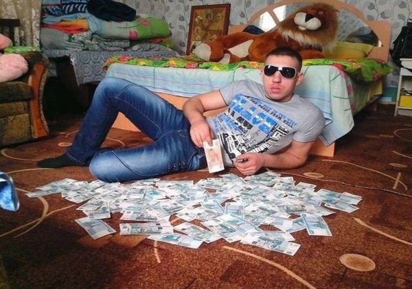 Мужчина с кучей денег