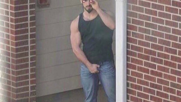 Качок в дверном проеме