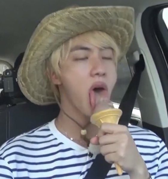 Джин БТС ест мороженое