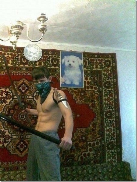 Чувак на фоне ковра