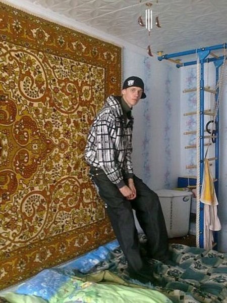 Гопники на фоне ковра