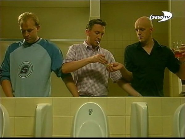 Трое в туалете прикол