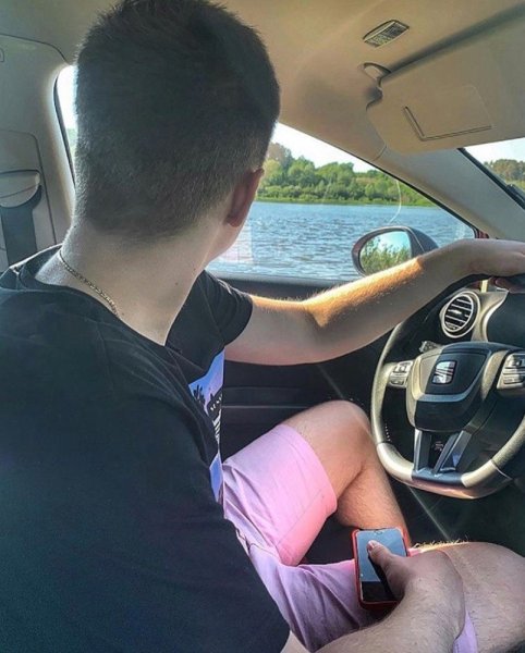 Парень в машине за рулем