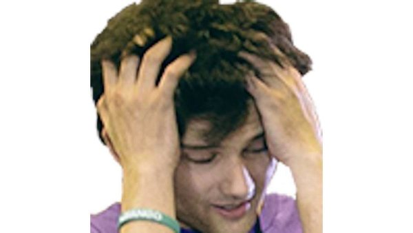 Держится за голову