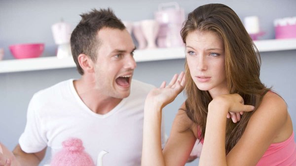 Мужчина кричит на девушку