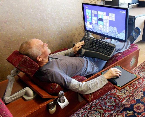 Сидит за компом